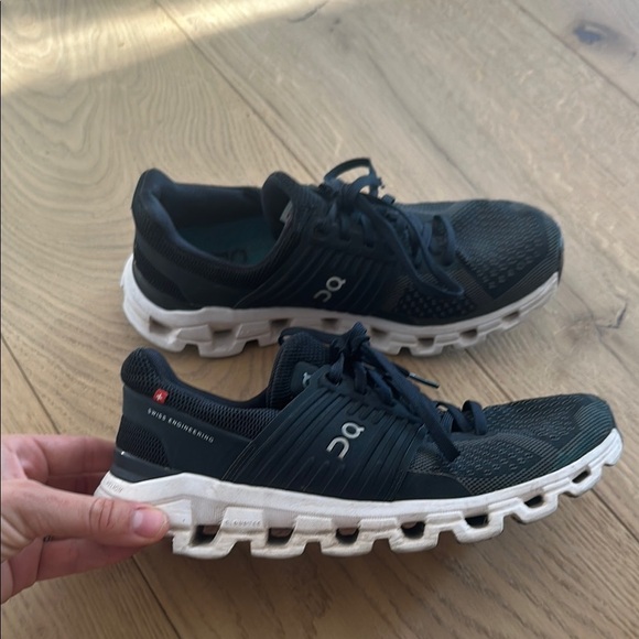 On Running Cloudswift Black and White Sneakers W8 - Picture 2 of 6